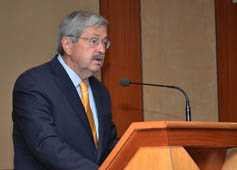 Governor-of-Iowa-01-12-09-2013