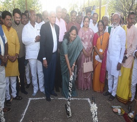 Sushri-Shobha-Karandlaje-laid-foundation-stone-Farmers-Hostel-