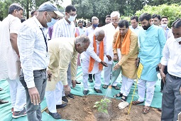 Union-Minister-of-State-for-Agriculture-Farmers-Welfare-visits-ICAR-DMAPR-03