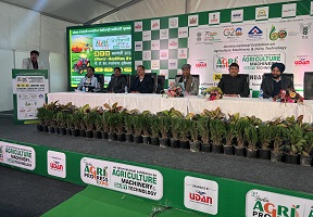 manufacturers-farmers-discuss-01_1